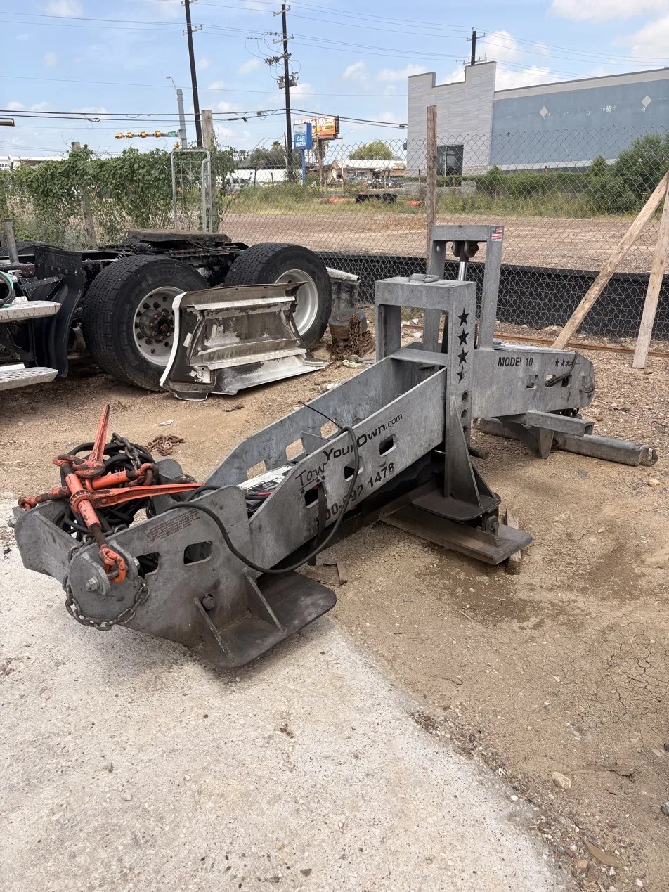 Techni Solutions pluma / tow bar rental in Laredo, TX